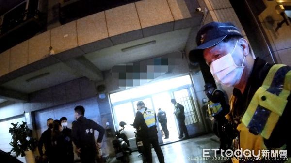 ▲驚傳哀嚎呼救聲，台南市警四分局強勢動員，清樓救出遍體鱗傷被害人送醫。（圖／記者林悅翻攝，下同）