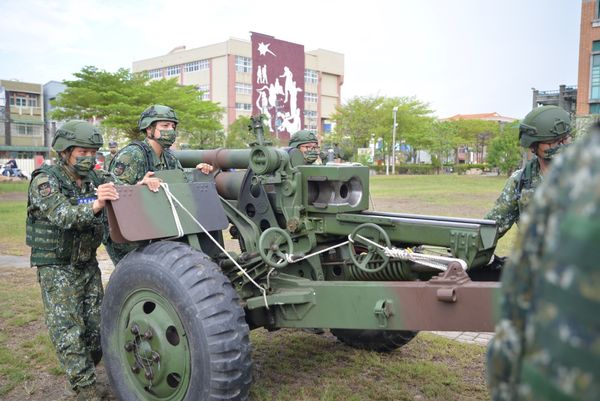 ▲步兵203旅砲兵營新制教召訓練進行105榴砲戰術機動演練。（圖／八軍團提供，下同）