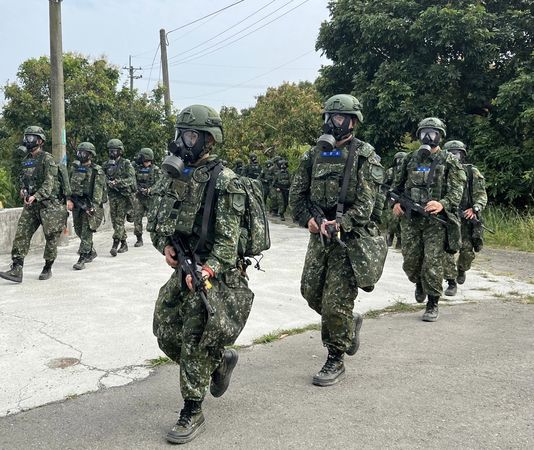 ▲步兵203旅砲兵營新制教召訓練進行105榴砲戰術機動演練。（圖／八軍團提供，下同）