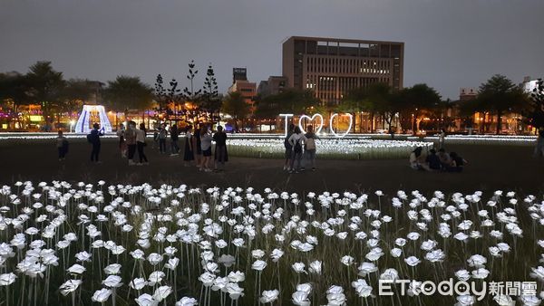 3萬朵玫瑰花浪漫燈海只到27日愛拍美照民眾請把握機會 Ettoday地方新聞 Ettoday新聞雲