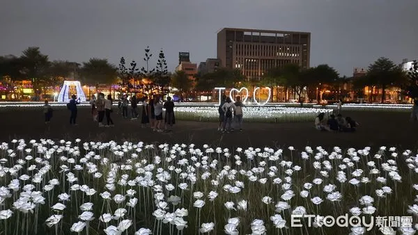 ▲台南市政府旁西拉雅廣場，布置逾3萬朵白色玫瑰花燈的浪漫燈海，展期至3月27日，請大家一同攜伴來享受浪漫的白玫瑰燈海氛圍。（圖／記者林悅翻攝，下同）