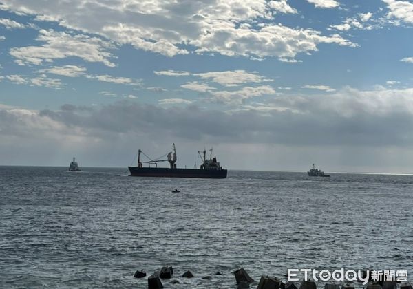 ▲聯利輪花了14天拖淺，許國慶認為需要透過設備與有效動態管理加速海難救助。（圖／航港局提供）