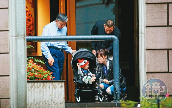 王文洋現與女兒王思涵及外孫同住。（資料照）