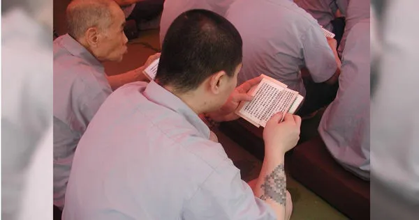 「信教抄寫佛經，精神障礙，寫信懺悔」竟成為殺人犯的免死金牌，引發被害家屬不滿。圖中人物與本案無關。（圖／報系資料照）