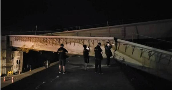 今天凌晨1點41分發生6.6強震，玉里玉興橋高架路段應聲斷裂。（圖／截取自台灣即時新聞）