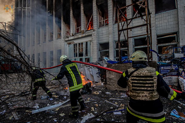 ▲▼烏克蘭基輔一棟工業用建築慘遭俄軍空襲摧毀，救難人員前往救援。（圖／路透社）