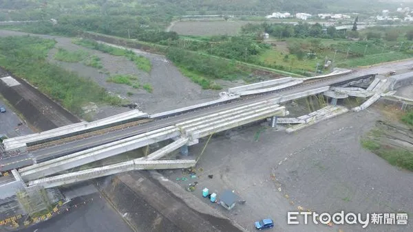 ▲▼花蓮323強震，玉里鎮玉興橋斷裂。（圖／記者楊漢聲翻攝）