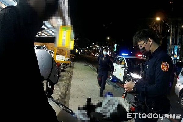 ▲▼王男辯稱不知情，員警從車廂查獲3面車牌當場讓他傻眼。（圖／桃園警分局提供）