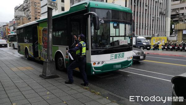 ▲▼     台北市南港區南港路一段發生公車壓到行人意外        。（圖／記者黃彥傑攝）