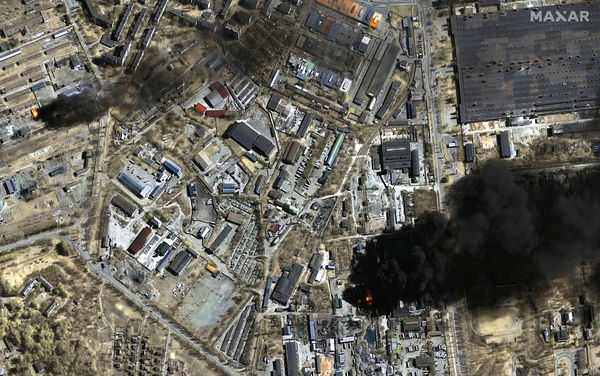 ▲▼衛星影像顯示，烏克蘭城市切爾尼戈夫（Chernihiv）工業區的的儲油槽21日被炸毀後熊熊燃燒。。（圖／路透）