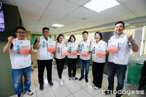 ▲▼邁盟成員林慧欣、陳慶鴻、黃偵琳、湯詠瑜、蘇致榮、黃彥毓、洪村銘前往民進黨高雄市黨部領表登記參選。（圖／記者賴文萱翻攝）