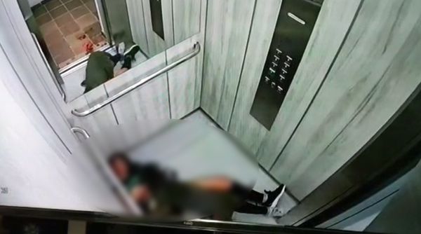 搭電梯被自家比特犬攻擊　25歲被撕咬「全身爆血」倒地畫面曝光。（圖／翻攝自Twitter）