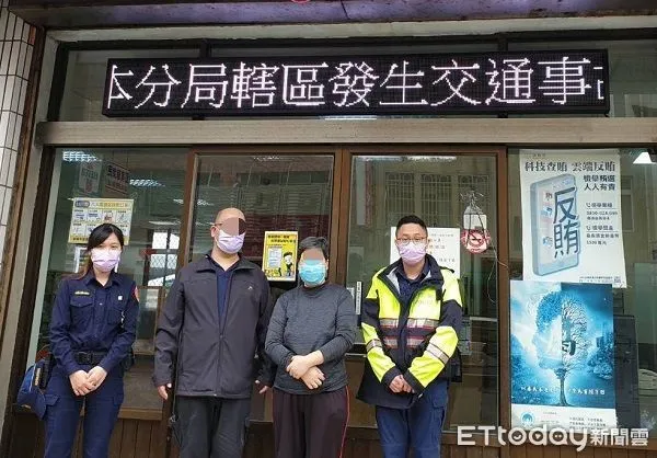 ▲葉姓婦人進入警所直嚷要回家，透過衛生所檔案迅速找到家人。（圖／大園警分局提供）