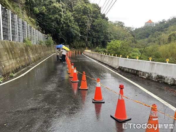 ▲台中潭子馬路被擠成波浪狀，市府封車道單向通行。（圖／建設局提供）