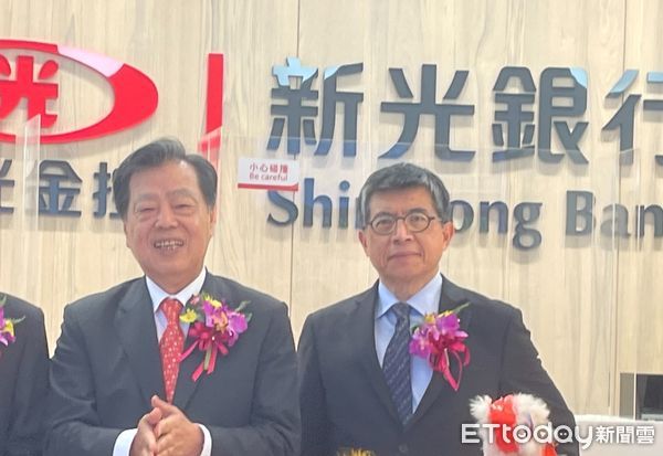 新光銀董事長李增昌（左）、新光人壽總經理黃敏義（右）。（圖／記者陳依旻攝）