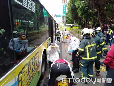 驚悚！遭三重客運「關門夾腿拖行」輾過　女乘客皮開肉綻送醫