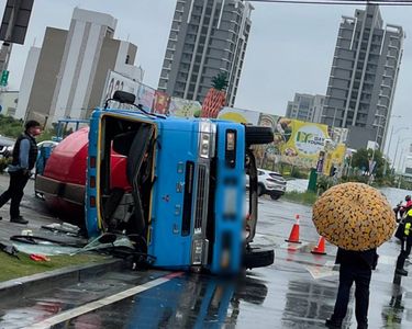 混凝土車過彎失控！90度翻覆員林大道　駕駛驚魂僅受輕傷