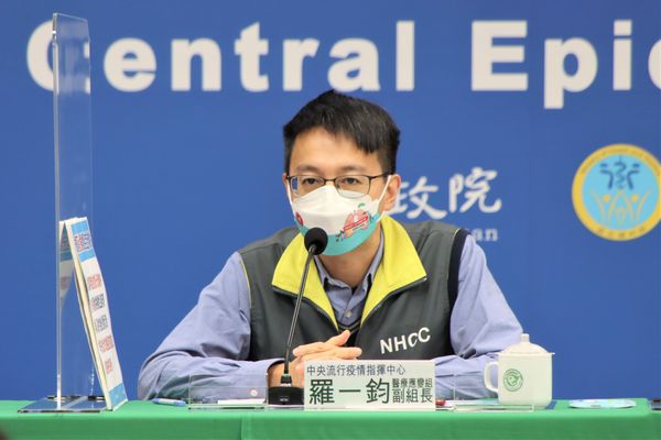 ▲▼中央流行疫情指揮中心記者會，發言人莊人祥、醫療應變組副組長羅一鈞。（圖／指揮中心提供）