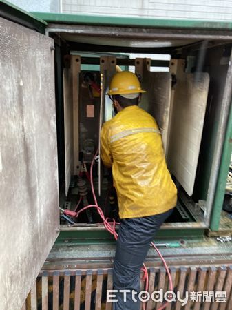 ▲▼     台南停電，台電人員積極搶修中        。（圖／記者林悅翻攝）