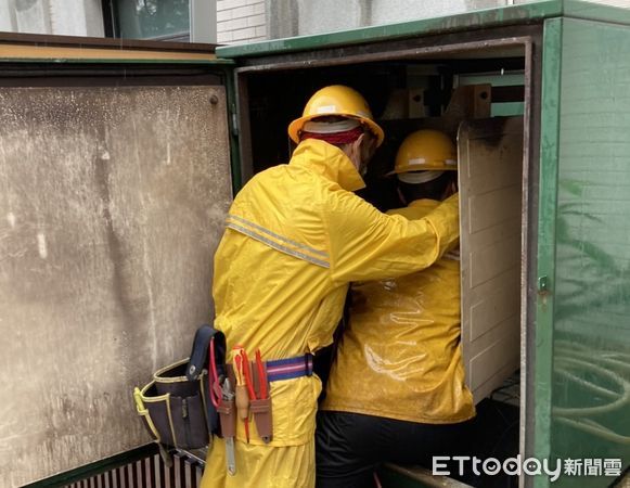 ▲▼     台南停電，台電人員積極搶修中        。（圖／記者林悅翻攝）