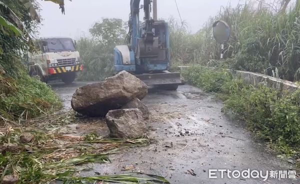 ▲花蓮磯崎村高山部落往雷達站方向落下巨石，雷達站官兵出入受阻。（圖／記者柯正誟翻攝，下同）