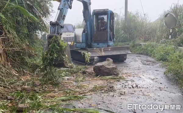 ▲花蓮磯崎村高山部落往雷達站方向落下巨石，雷達站官兵出入受阻。（圖／記者柯正誟翻攝，下同）