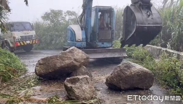 ▲花蓮磯崎村高山部落往雷達站方向落下巨石，雷達站官兵出入受阻。（圖／記者柯正誟翻攝，下同）