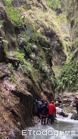 ▲▼        新北女獨攀玉山北北峰陳屍溪谷平台，遺體運送下山    。（圖／記者高堂堯翻攝）