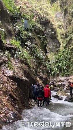 ▲▼        新北女獨攀玉山北北峰陳屍溪谷平台，遺體運送下山    。（圖／記者高堂堯翻攝）
