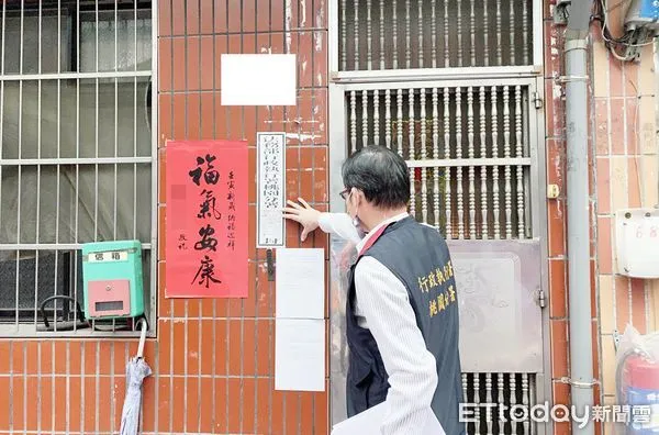 ▲法務部執行署桃園分署人員22日至中壢區林姓婦人名下持分透天厝，在門口貼上封條。（圖／記者沈繼昌翻攝）