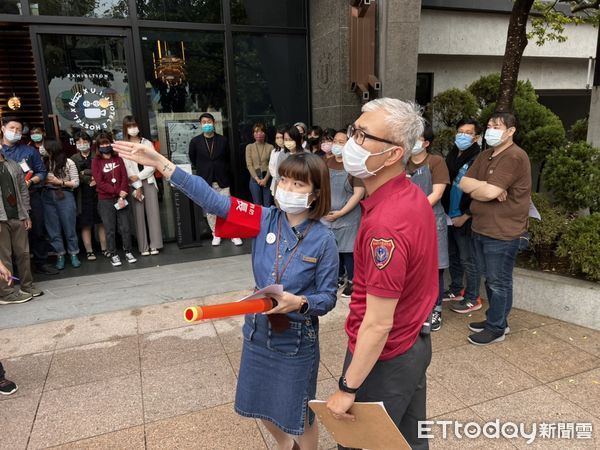 ▲台南市消防局第七大隊於23日至轄內U.I.J.友愛街旅館，辦理旅館自衛消防編組驗證示範演練。（圖／記者林悅翻攝，下同）