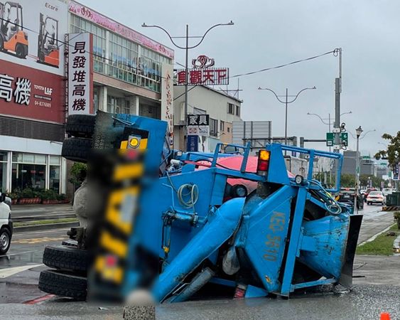 ▲彰化混凝土預拌車翻覆。（圖／民眾提供）