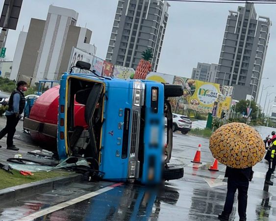 ▲彰化混凝土預拌車翻覆。（圖／民眾提供）