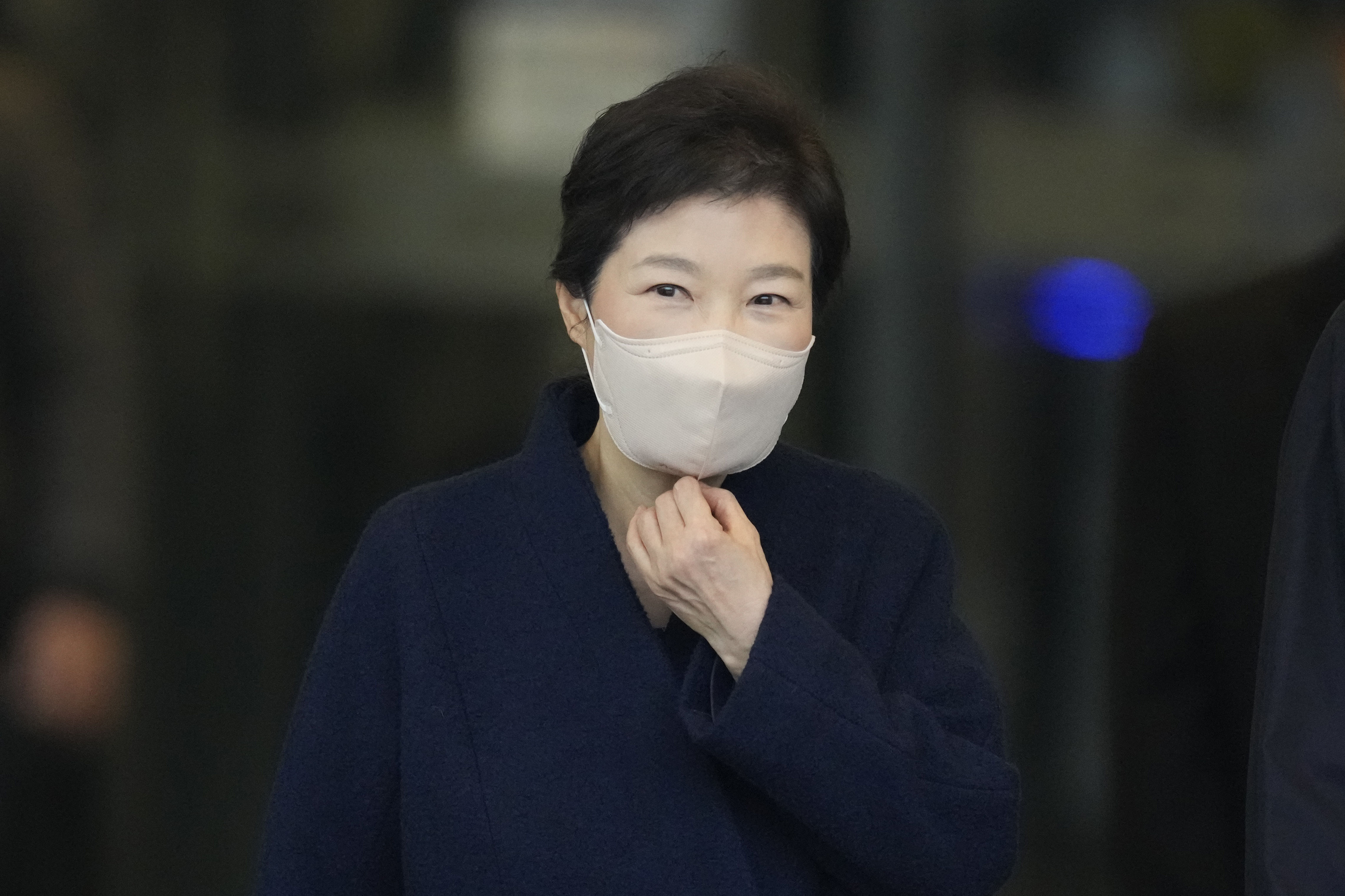 朴槿惠被拘押1736天后重获自由 病房内亲自领取赦免证 – 博聞社