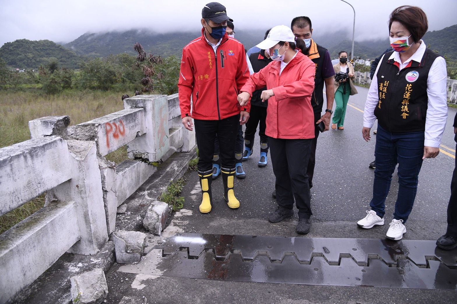 ▲▼地震造成花蓮南區橋梁、學校及社區文建站建築結構損壞。（圖／花蓮縣政府提供，下同）