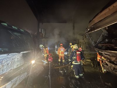 快訊/新莊修車廠深夜大火!在地人親眼見「大爆炸」嚇傻