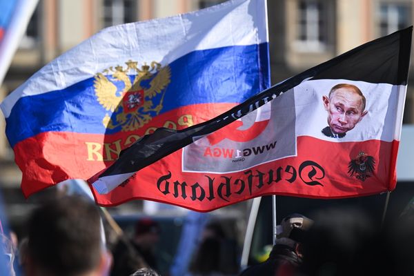 ▲▼德國薩克森（Saxony）反疫苗示威者，同時舉著俄羅斯國旗與普丁照片。（圖／達志影像／美聯社）