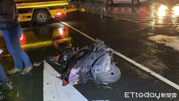 ▲▼騎士上大夜班遭廂型車闖紅燈撞上，所帶的便當盒灑落一地，廂型車車上則放滿鋼筋。（圖／記者游宗樺攝）