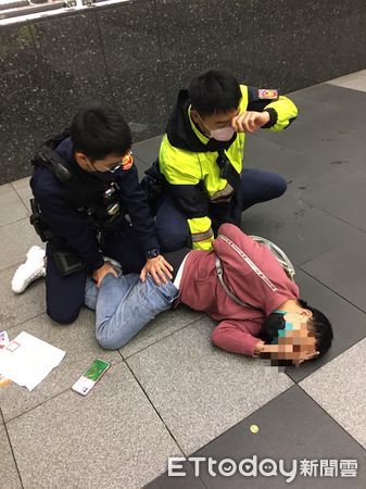 ▲北車借錢哥在市府轉運站男扮女裝重施故技詐財，24日遭警方逮捕歸案。（圖／記者張君豪翻攝）