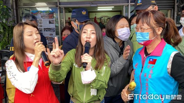 ▲民進黨籍市議員參選人蔡麗青，24日上午親自送花到謝龍介服務處恭賀，並表示國民黨不要「放管」謝龍介。（圖／記者林悅翻攝，下同）