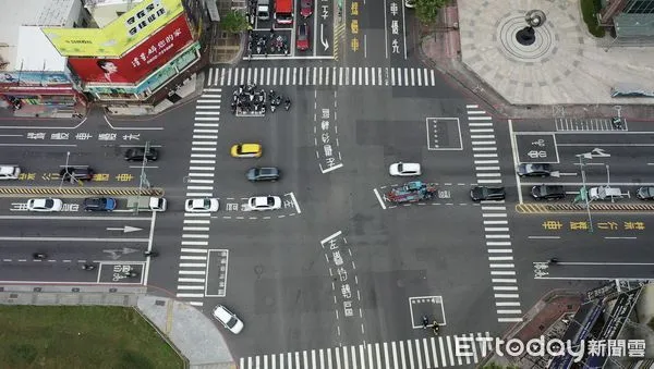 ▲台南市政府導入智慧科技強化交通路網、號誌控制及停車管理，並持續新闢道路串聯各樞紐區，多管齊下改善壅塞，給市民及用路人更順暢交通。（圖／記者林悅翻攝，下同）