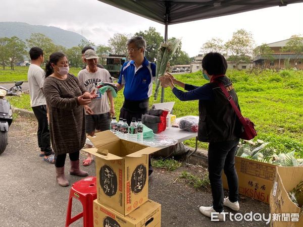 ▲▼花蓮縣清明節掃墓便民，發放鮮花與礦泉水等掃墓用品，歡迎踴躍領取。（圖／花蓮縣政府提供，下同）