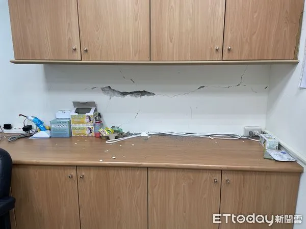 ▲第一道剪力波抵達時，成功分院的壁面應聲裂開。(圖部東醫院提供，下同)
