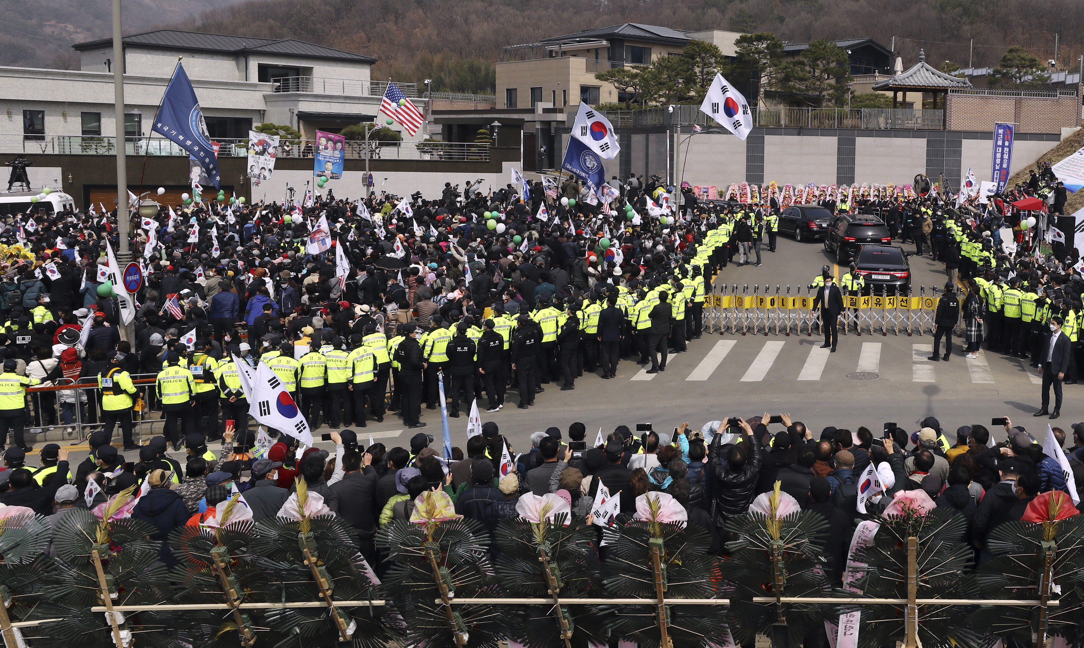 ▲▼朴槿惠的田園住宅前擠滿超過5千多名的支持群眾。（圖／達志影像／美聯社）