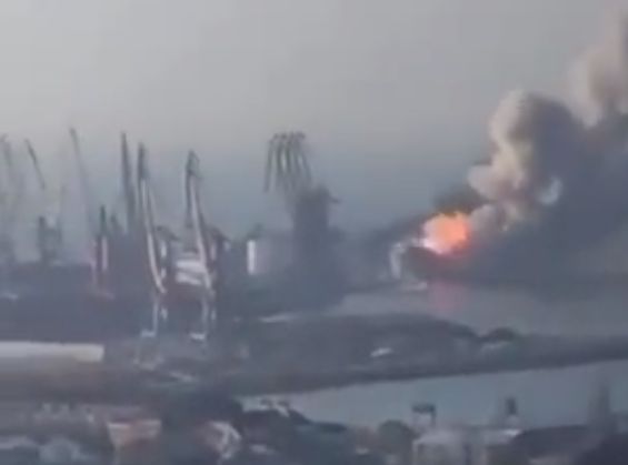 ▲▼ 烏克蘭東南部扎波羅熱州的別爾江斯克（Berdyansk）港口起火。（圖／翻攝自推特）