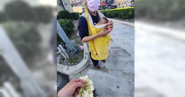 2寶貝帶著小孩賣玉蘭花，引起網友同情。（圖／翻攝自臉書社團爆廢公社）