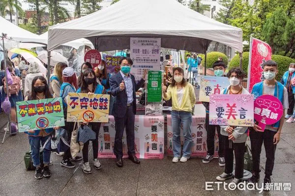 ▲嘉南藥理大學23及24日辦理「誠實集、愛義賣」義賣活動，超過500件由全校教職員生募集而來的義賣品，放置於該校大禮堂義賣。（圖／記者林悅翻攝，下同）