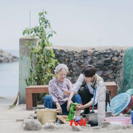 ▲金英玉與金宣虎在《海岸村恰恰恰》的祖孫情令人動容。（圖／翻攝自tvN）