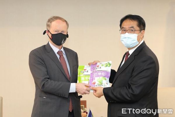 ▲紐西蘭商工辦事處馬嘉博代表拜會台南市政府，黃偉哲市長熱情歡迎，雙方暢談交流願景。（圖／記者林悅翻攝，下同）