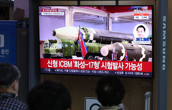 ▲▼ 北韓24日試射疑似火星-17型的洲際彈道飛彈。（圖／達志影像／newscom）